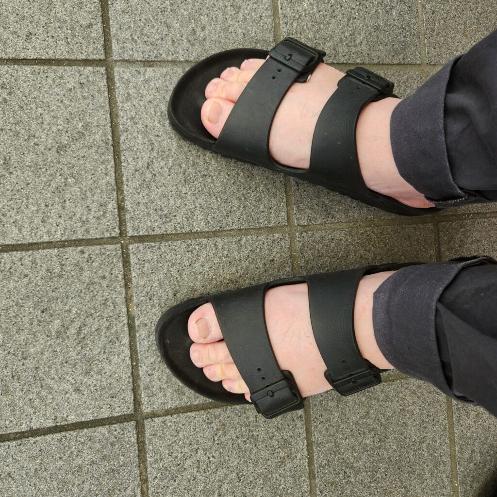黒いビルケンシュトックのアリゾナEVAを屋外で履いた足元