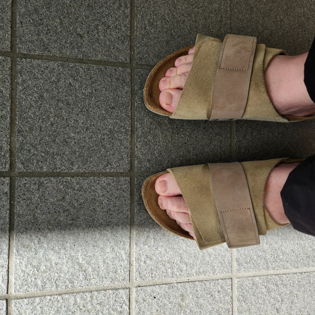 上から見たビルケンシュトックKyotoの幅広ストラップと着用時のフィット感