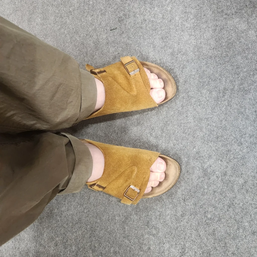 カーキパンツに合わせて着用したオーカー色スエードのビルケンシュトック・チューリッヒ